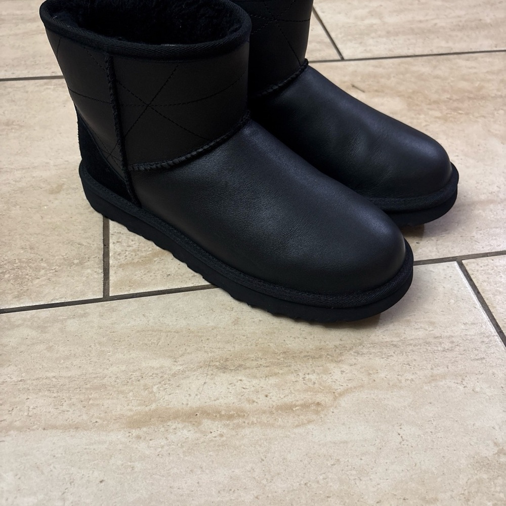 UGG CLASSIC MINI PEARLIZED LEATHER BLACK SHEEPSKIN WOMEN'S BOOTS SIZE US 9 - Picture 3 of 15